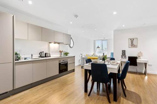 Bracknell Apartment | STYLISH 2 BED/2 BATH, PARKING - BRACKNELL CENTRE