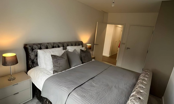 Wainscot Apartment | Stylish 2 Bed Apartment in Rochester, Kent (3 min from Rochester Train Station)
