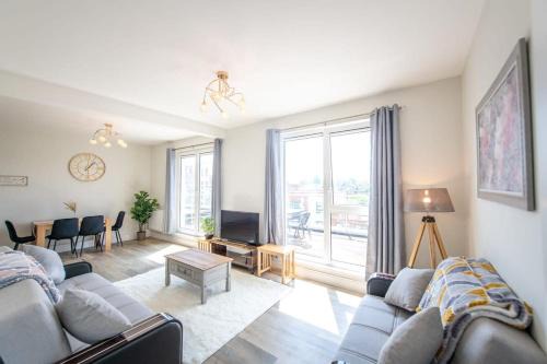 Crawley Apartment | Stylish 2 Bed Apartment in Crawley - Sleeps 5