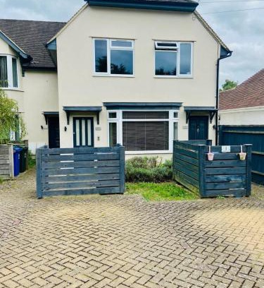 Begbroke Apartment | Stylish 2 Bed Apartment sleeps 4