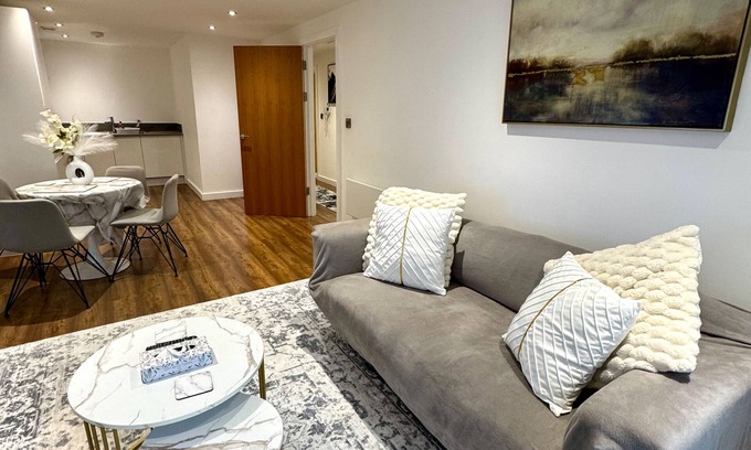 Salford Apartment | Stylish 2-Bed Apt Private Parking 10mins to Centre