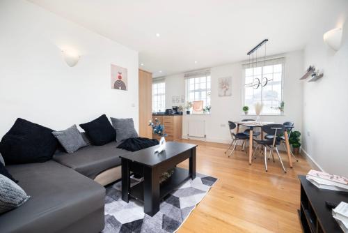 Stockwell Apartment | Stylish 2-Bed Flat 1 Min to Stockwell Tube Fast WiFi Easy Central London Access