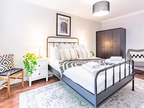 Warley Apartment | Stylish 2-Bedroom Flat in Great Warley – Sleeps 6 Pass the Keys