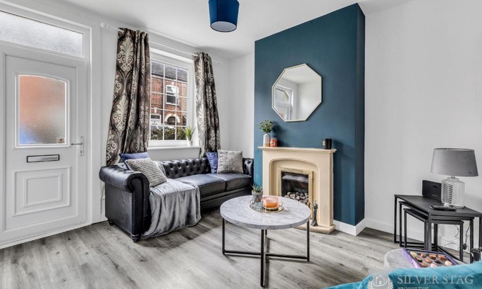 Church Gresley Apartment | Stylish 2 Bed Home Perfect for Families & Work Stays