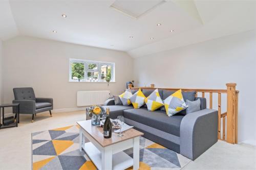 Redhill Apartment | Stylish 2 Bed Home near Gatwick