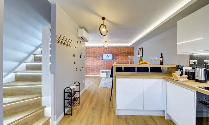 Rugby House | Stylish 2 bed House With Parking in Rugby
