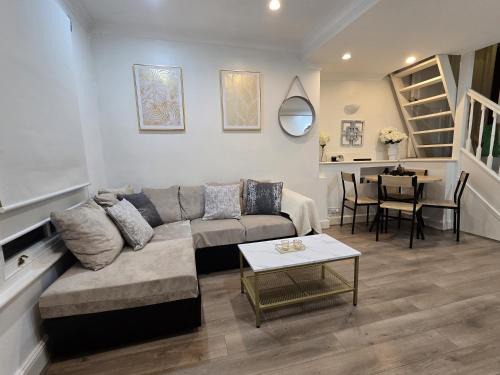 Fulham Apartment | Stylish 2-Bed in West Central - Extended Stays
