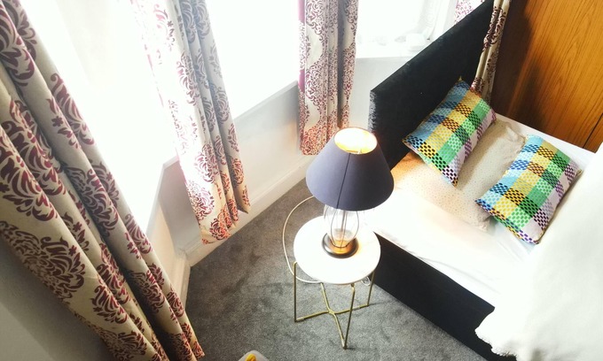 Newport Apartment | Stylish 2 Bed Room Apartment 3 Sleep Free Wifi & p