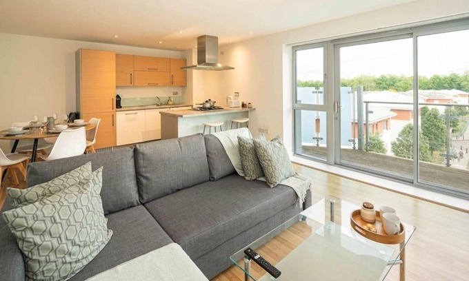 Bow Apartment | Stylish 2-Bed with Stunning View