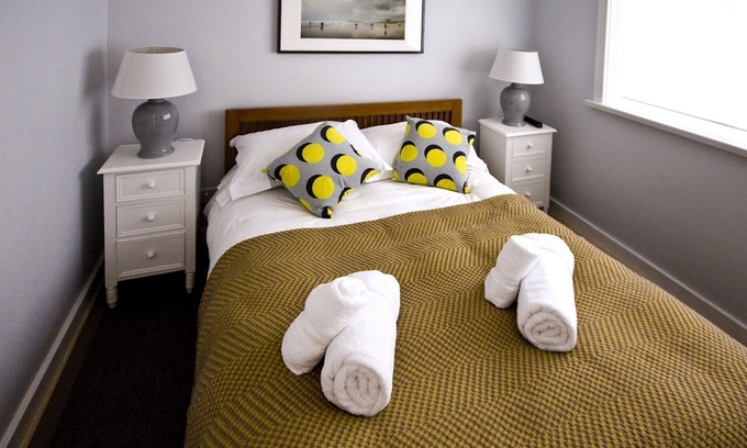Mawgan Porth Cottage | Stylish 2 bedroom cottage sleeping 4 in North Cornwall with onsite facilities