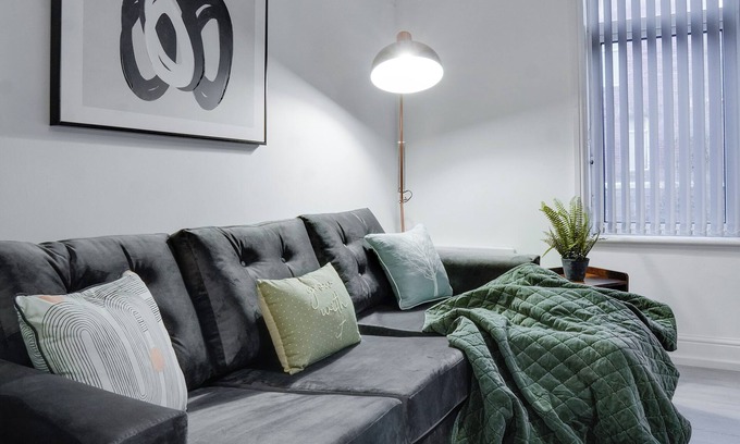 Birkenhead Apartment | Stylish 2 bedroom flat near Liverpool City Centre