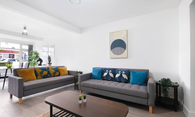 Slough House | Stylish 2 Bedroom Serviced House in Slough