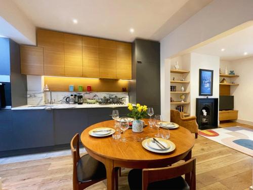 Brighton City Centre Apartment | Stylish 2-bedroom Townhouse next to Brighton Station