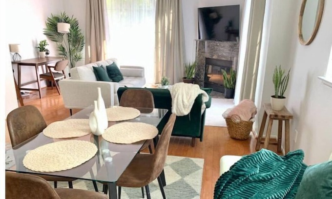 Valencia Condo | Stylish 2bd/2ba condo 4 miles from Six Flags! Sleeps 6