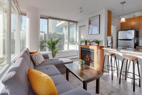 Crosstown Apartment | Stylish 2BD Condo in Downtown with Marina View