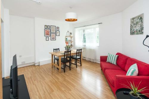 St. Dunstan's Apartment | Stylish 2BD Flat with Balcony Near Stepney Green
