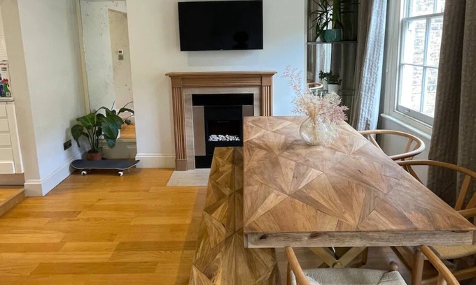 Frognal and Fitzjohns Apartment | Stylish 2BD Maisonette - 5 mins to Hampstead Heath