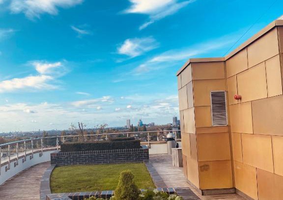 Queen's Park Apartment | Stylish 2bed2bath flat roof garden city view