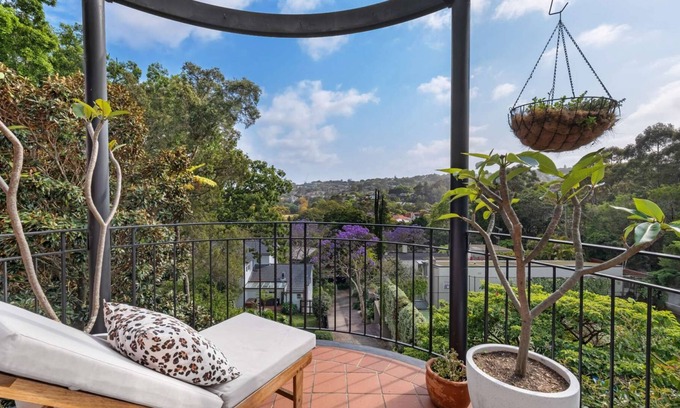 Woollahra Apartment | Stylish 2BR Apartment with Peaceful Balcony