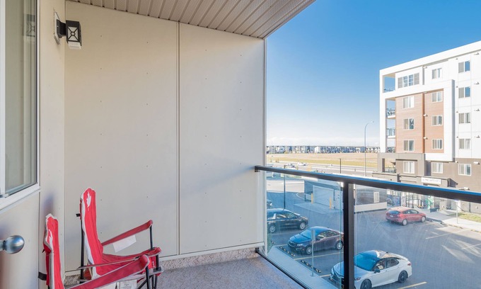 Calgary Condo | Stylish 2BR condo, AC/UG PRKG, 10 mins to YYC