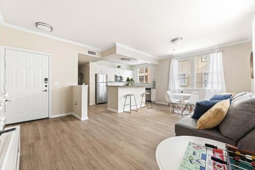 Valencia Apartment | Stylish 2BR Condo with Amenities Near Six Flags