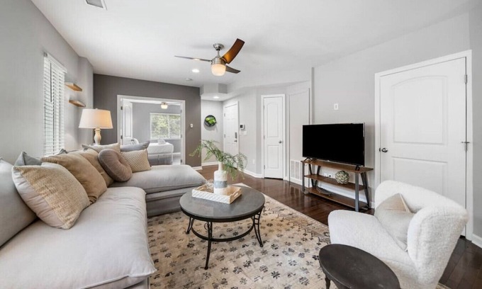 Mount Auburn Apartment | Stylish 2BR near City Center | OTR, UC, Zoo