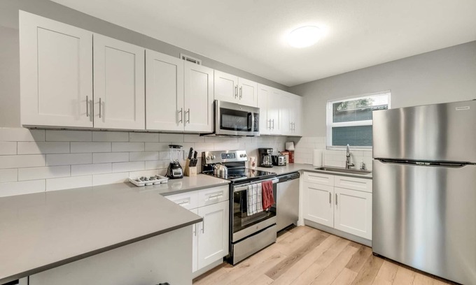 Hyde Park Apartment | Stylish 2BR Near UT Hyde Park Evonify