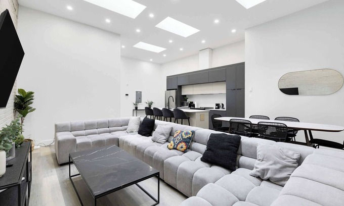 Griffintown Apartment | Stylish 2BR Retreat w/Rooftop & Parking-Griffintown
