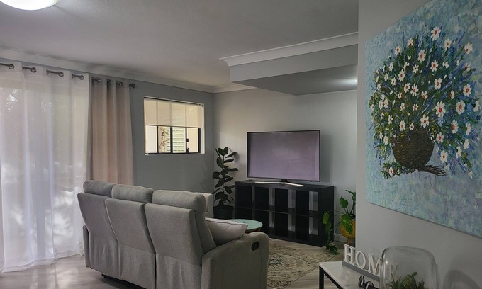 Biggera Waters Apartment | Stylish 2br unit, next to the beach, restaurants, 5 min away from Harbour town.