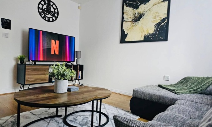 Cheetham Hill House | Stylish 3 Bed Home with Garden & Free Parking