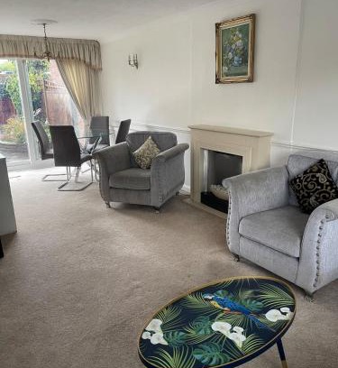 Fairlop House | Stylish 3 Bed House Located in the Heart of Chigwell
