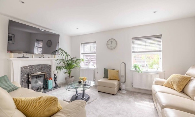 Langley Marish House | Stylish 3-Bed House in Langley | Driveway Parking!
