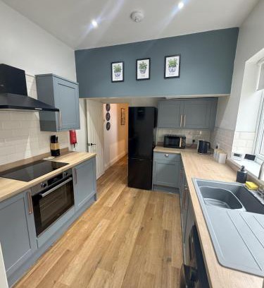 Portsmouth Apartment | Stylish 3 Bed House in Fratton with Garden & Parking, Sleeps 6