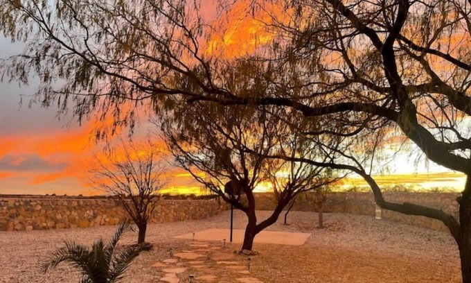 Las Cruces House | Stylish 3 bed with sunset views and game room