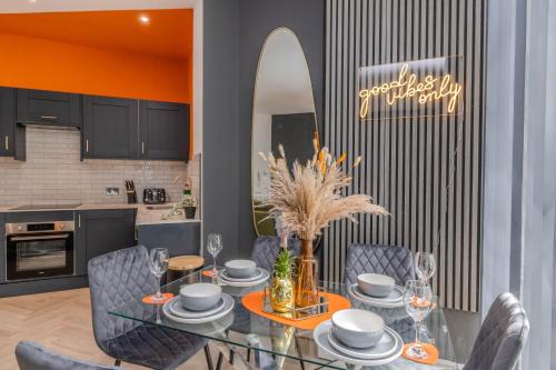 Montpelier Apartment | Stylish 3 Bedroom Apartment Next to Brighton Beach and Shopping Center