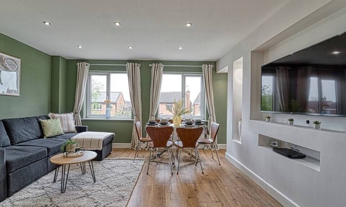 Spetchley House | Stylish 3 Bedroom House with Parking