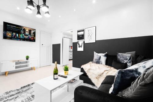 Seisdon House | Stylish 3 Bedroom House - Garden - Parking - Sleeps 6 - Netflix - Wifi - 12O