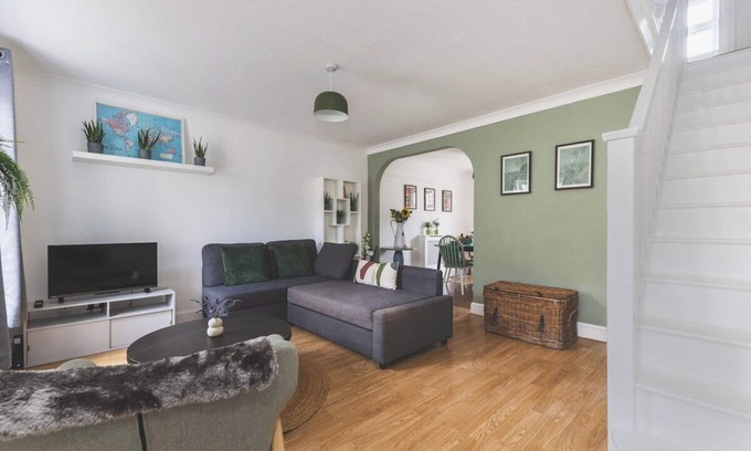 Lavender Fields Apartment | Stylish 3 Bedroom House - King Size Beds - Garden - 20 Minutes to London