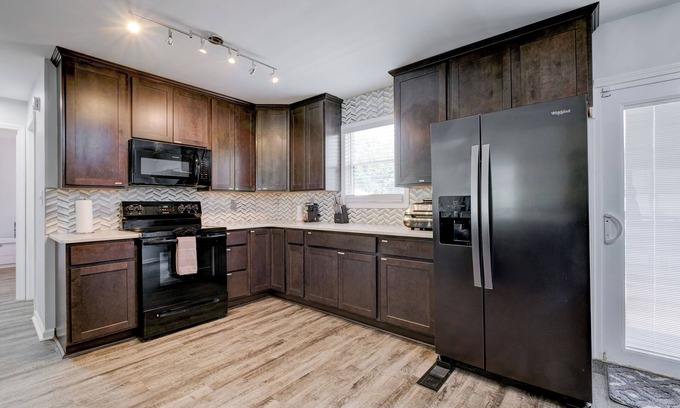 Fairburn House | Stylish 3-Bedroom with Patio and Room to Roam