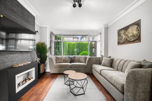 Chapel Allerton House | Stylish 3-BR Home-Driveway, Sky-TV-Free WiFi