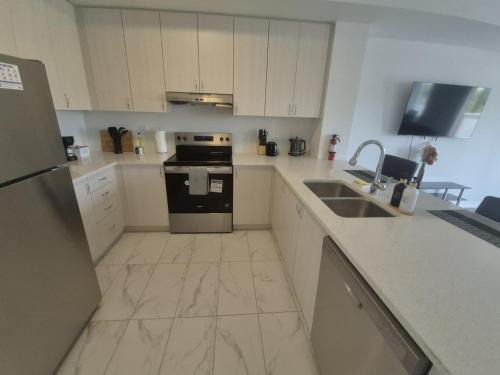 Milton House | Stylish 3BR 2.5 Bath Townhouse with Patio and parking