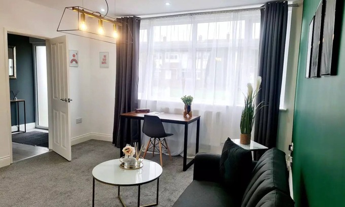 Langley Marish House | Stylish 3BR | Free Parking | Near Windsor & M4