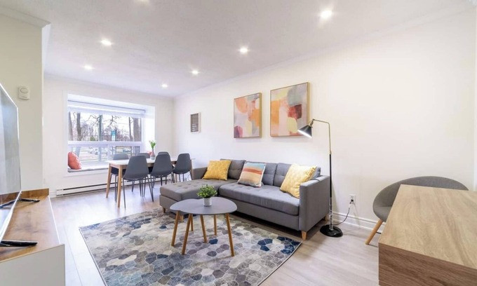 Waterloo House | Stylish 3BR Home- 3 mins to Universities-King Bed