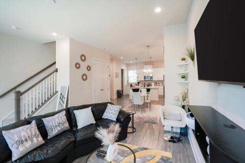 Charlotte House | Stylish 3BR Home in CLT, Close to Downtown, Airport, WFH & Parking & Family Friendly & Business Ready