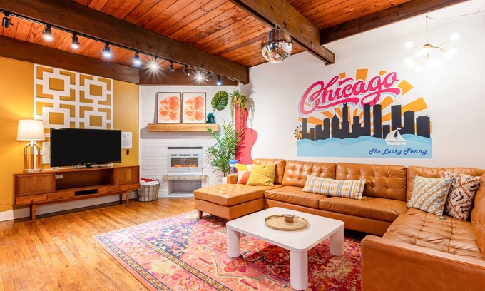 Park West House | Stylish 3BR Lincoln Park Townhouse, Rooftop Deck & King Suite