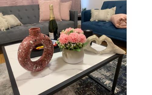 Caversham House | Stylish 3BR Retreat Family & Business Parking