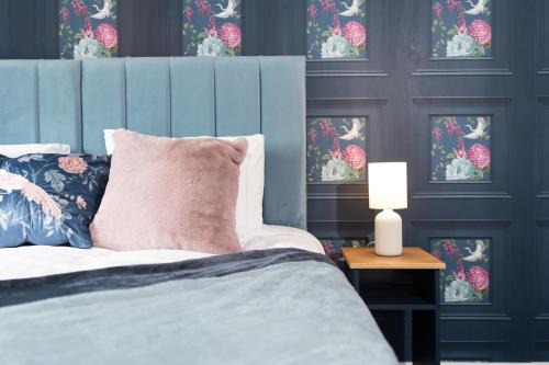 Walsall House | Stylish 4 bed - Contractor Stays, Wi-fi, Plenty of Parking