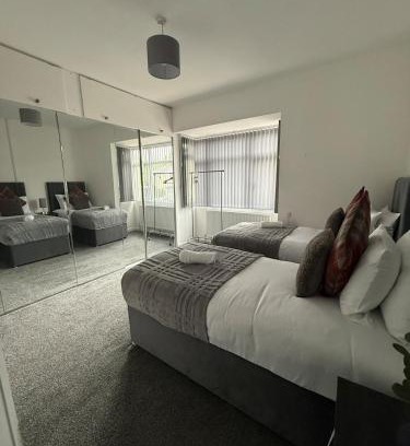 Northfield Apartment | Stylish 4 Bed for long and short term stays