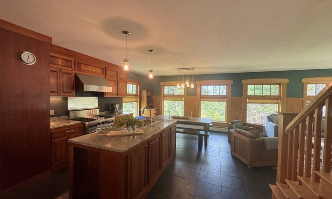 New Harbor House | Stylish 4 Bedroom 3 Bathroom House in Bristol