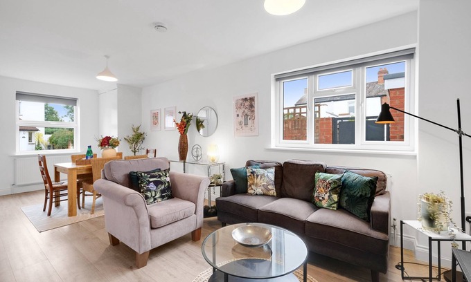 Borehamwood House | Stylish 4 Bedroom, 2.5-Bath Home in Borehamwood